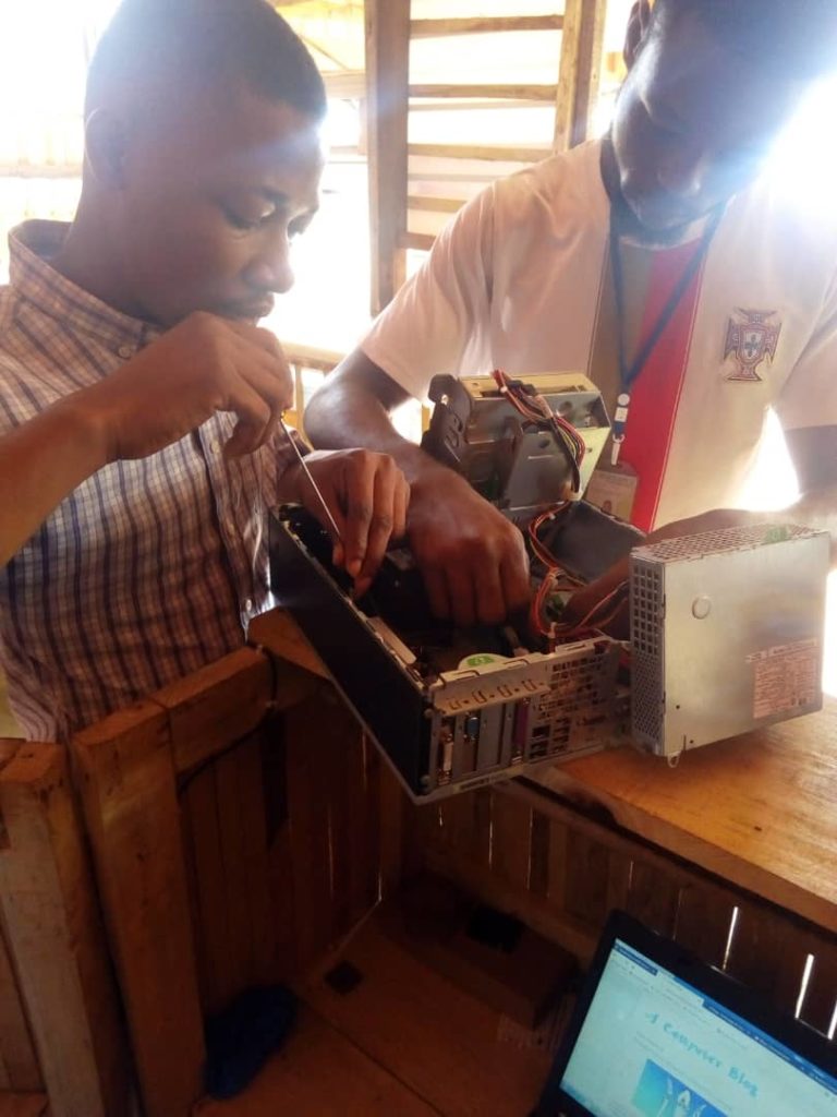 computer engineers at bigtoyo Ijebu Ode repairing a computer